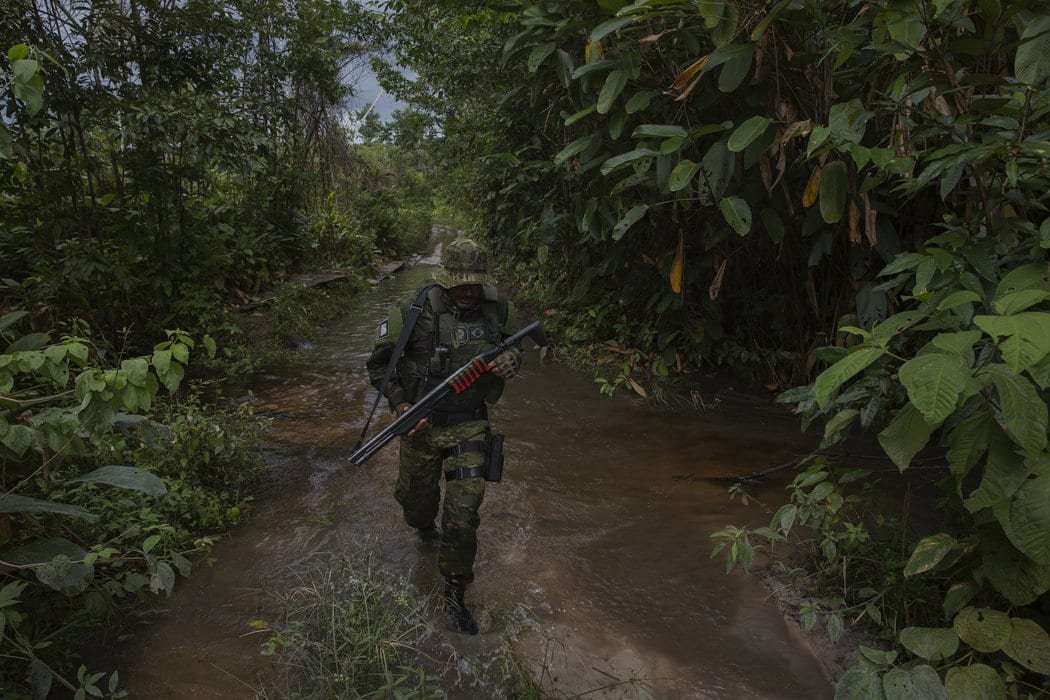 Un integrante del Grupo de Inspección Especializado, una unidad de Ibama, la agencia de protección ambiental brasileña, busca rastros de actividad de tala ilegal en Tierra Indígena Alto Turiaçu.