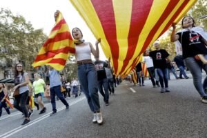 La paradoja de los 100 millones: el récord turístico amenaza con colapsar una red eléctrica que ya tira energía​