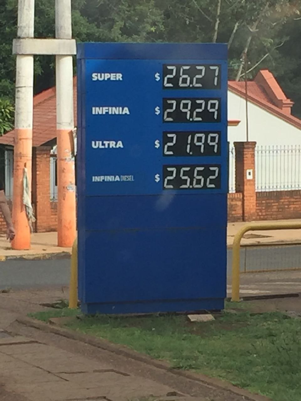La Infinia en Iguazú está casi a 30 pesos. 