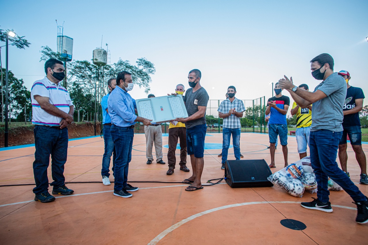 El gobernador de Misiones inauguró un playón deportivo en Puerto Azara