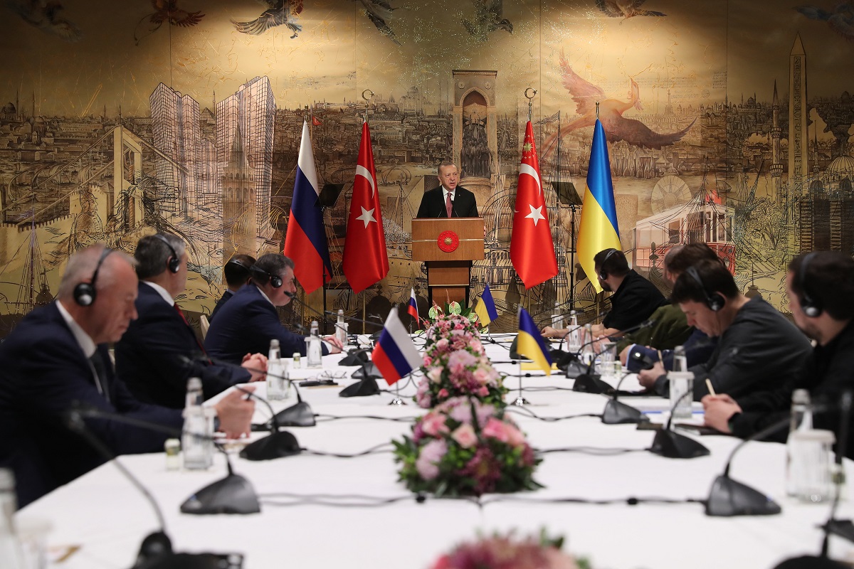 Las negociaciones entre la delegación rusa y la ucraniana comenzaron este martes en Estambul, con un pedido del presidente turco Recep Tayyip Erdogan a que "pongan fin a la tragedia", en el marco de la guerra entre las dos exrepúblicas soviéticas, que hoy entró en su trigésimo cuarto día.