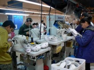 La construcción volvió a crecer en mayo, pero la industria profundizó su caída y confirma una recuperación desigual