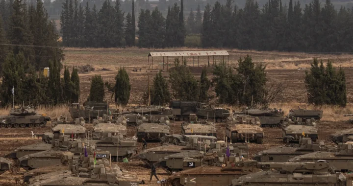 Vehículos militares israelíes en una zona de reagrupamiento ubicada cerca de la frontera con Líbano, el martesCredit...Avishag Shaar-Yashuv para The New York Times