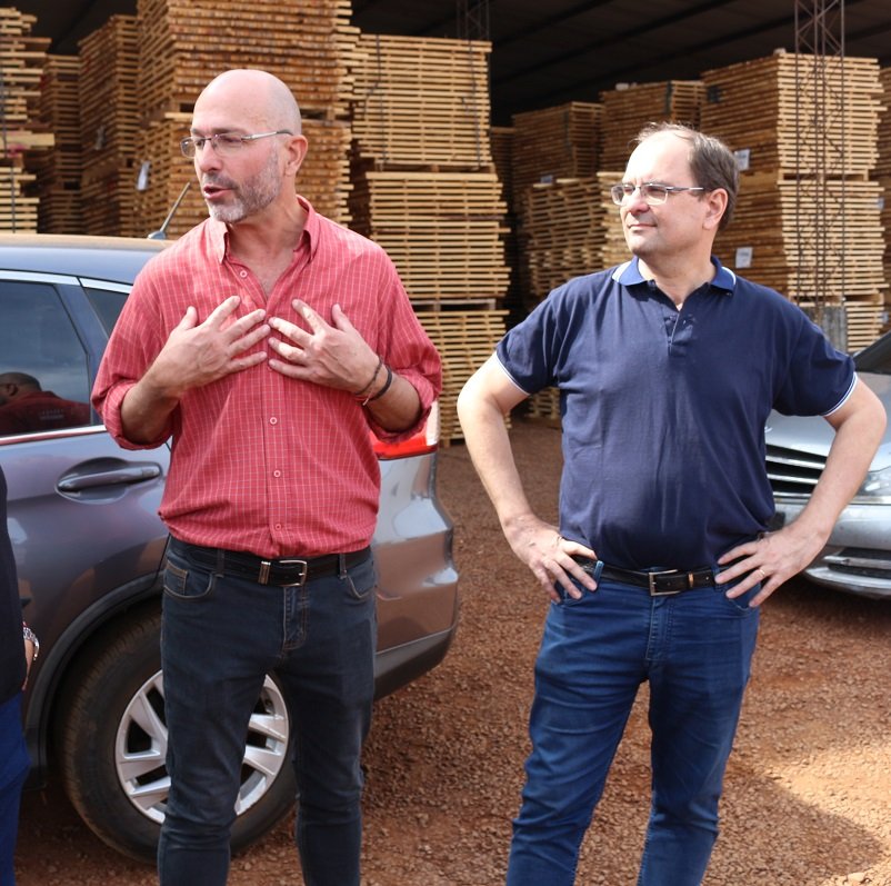 Los hermanos Erik y Cristian Rendón crearon Nórdica, una empresa que exporta palitos de escoba y mangos de herramientas. 