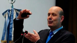 Sturzenegger promete una nueva ley de cabotaje para potenciar el transporte fluvial