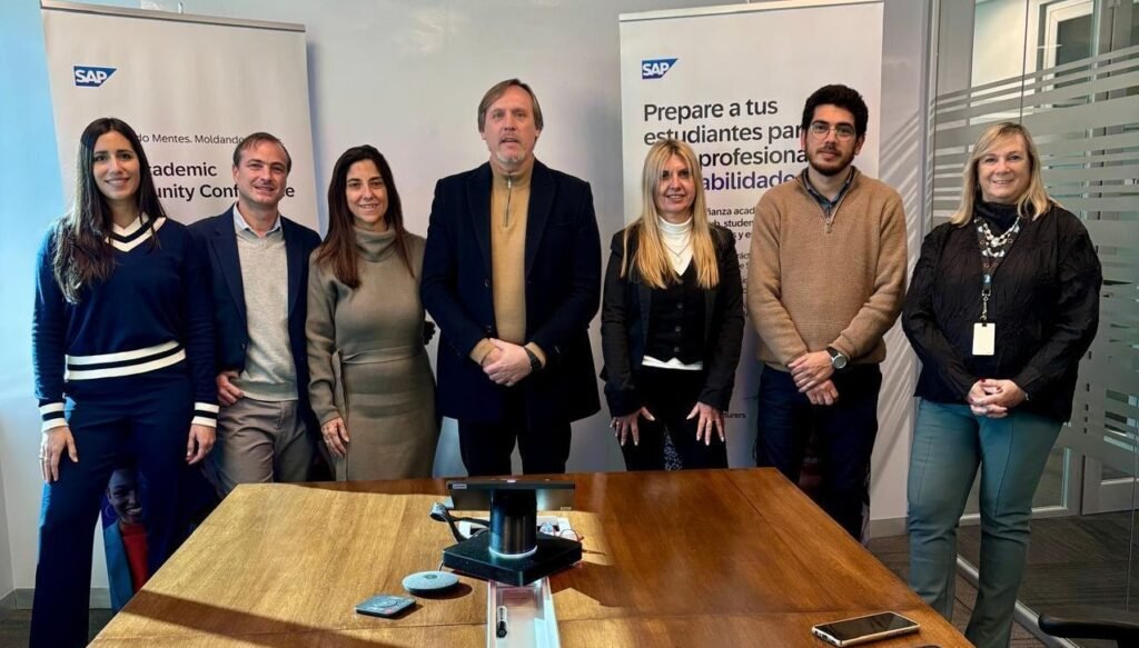 Macarena Ziade, Directora de Extensión Territorial de Campus Norte Damián Rabinovich, director comercial regional de BCI Consulting América Latina Fernanda Pérez, gerente general de SAP Argentina Juan Marcelo Conrero, Prorrector de Desarrollo Territorial y Responsable de Campus Norte de la Universidad Nacional de Córdoba Carolina Moreno, Directora Académica del Campus Norte Tomás Sánchez Soria, Coordinador de Sedes de Campus Norte María José Compte, gerente de Partners para la región Multi-Country Latinoamérica y el Caribe (MCLAC) de SAP y líder de SAP University Alliance