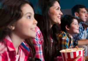 Vacaciones de invierno: una salida familiar al cine y comida rápida ya cuesta $156.600