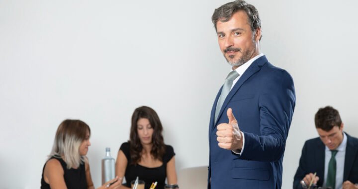 [Fuente](https://www.freepik.es/foto-gratis/hombre-negocios-mostrando-pulgares-arriba_6142289.htm#fromView=search&page=1&position=4&uuid=08eced47-809a-44f2-a151-83e150f53600&query=Liderazgo+eficiente%3A)