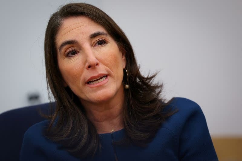 La presidenta del Banco de la Reserva Federal de Cleveland, Beth Hammack, habla durante una entrevista con Reuters en Nueva York, Estados Unidos · Reuters