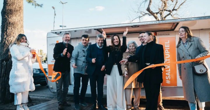 [De izquierda a derecha} Santiago Troncar, Co-Founder de Consultorio Móvil; Pablo Gandino, Coordinador Institucional de la AAOC; Gabriel Battistella, Subsecretario de Atención Primaria, Ambulatoria y Comunitaria del GCBA; María Paz Sammartino, Directora General de la División L'Oréal Belleza Dermatológica; María Cristina Espil, Presidenta de LALCEC; Federico Cisneros, Asesor médico de la Unidad de Oncología y Hematooncología, de la Dirección Nacional del Cáncer; Marilina Zabalo (MN 111660), médica dermatóloga para La Roche-Posay; Mónica Maniotti Riggs (MN 107607), médica dermatóloga para La Roche-Posay.