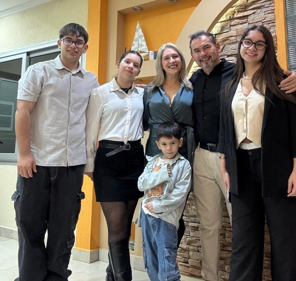 El empresario Claudio Casco, junto a su esposa e hijos. 
