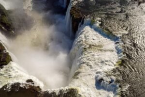 Temeridad en la Garganta del Diablo: se lanzó fuera de la pasarela por un celular