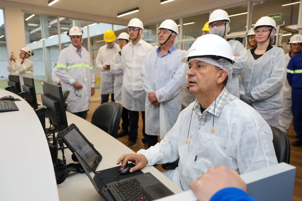 El gobernador de Santa Catarina, Jorginho Mello (PL), en una visita à fábrica da Nestlè Purina, en Vargeão (SC). (Foto: Roberto Zacarias/Governo de SC)