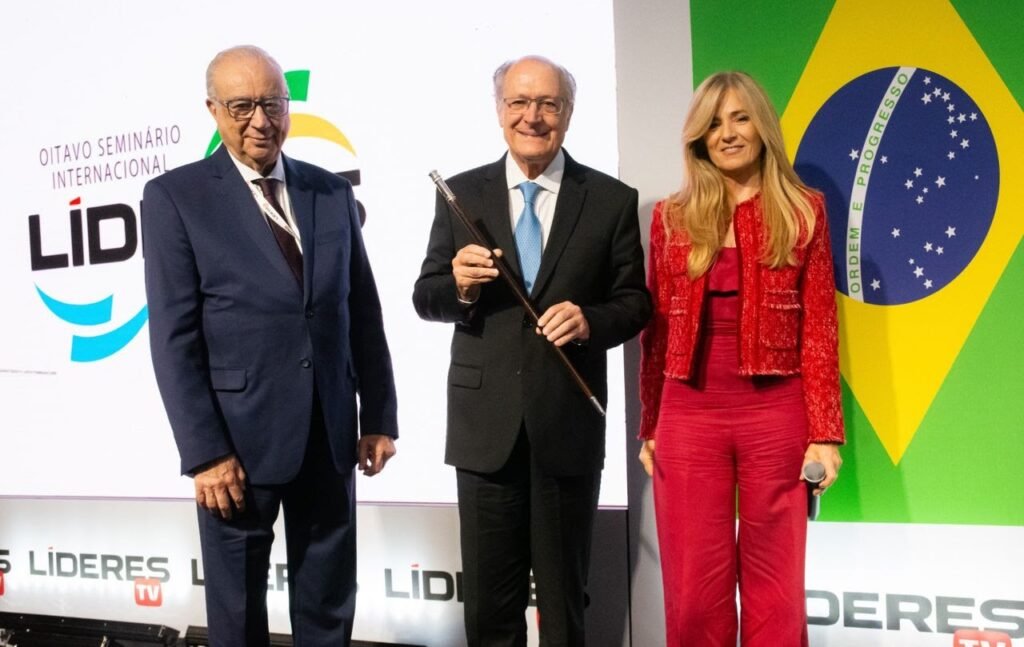 José Roberto Maluf (izquierda) y Cecilia Luchía-Puig (derecha) entregan a Geraldo Alckmin (centro) el bastón de San Martín en el 8º Seminario Internacional de Líderes.