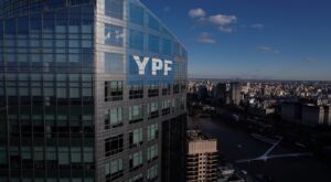 Qué es el split de acciones de YPF y por qué busca atraer a pequeños inversores