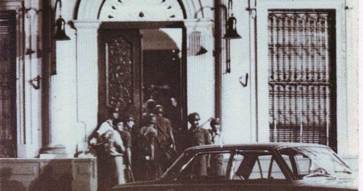 La foto fue tomada por Miguel Giménez, fotógrafo ya fallecido. Pasó horas frente a la Casa de Gobierno de Misiones en la noche del golpe.