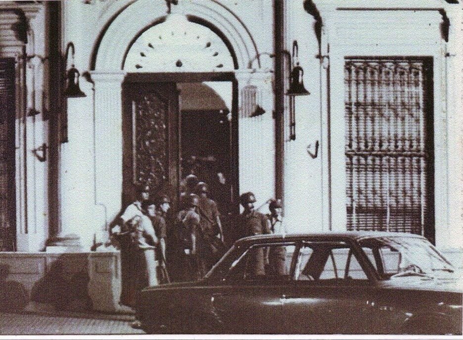 La foto fue tomada por Miguel Giménez, fotógrafo ya fallecido. Pasó horas frente a la Casa de Gobierno de Misiones en la noche del golpe.