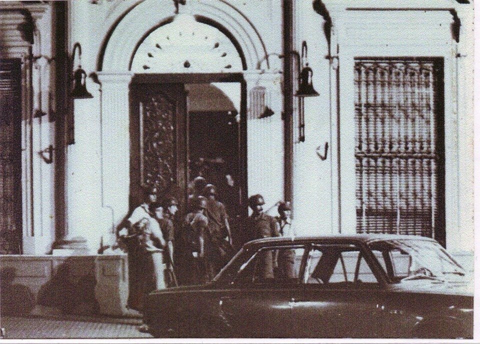 La foto fue tomada por Miguel Giménez, fotógrafo ya fallecido. Pasó horas frente a la Casa de Gobierno de Misiones en la noche del golpe.
