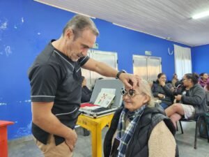 Mirar Mejor: Vecinos de Campo Ramón accedieron a diagnósticos, consultas y anteojos recetados