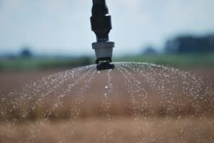 El Gobierno baja el IVA para el riego y apunta a reordenar costos del agro con la Ley 27.802