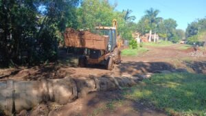 Reparan caminos terrados en Garupá