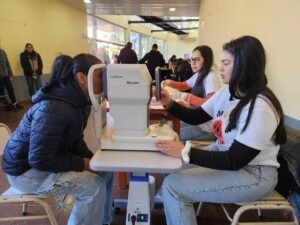 Diagnósticos, derivaciones y anteojos recetados, lo que acercó Mirar Mejor a vecinos de Campo Grande