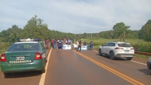 Militantes del MTE cortaron la Ruta 12 en reclamo de luz en una propiedad privada