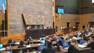 Escaló la tensión en la Legislatura: Szychowski denunció privilegios y Rovira lo cruzó en la sesión
