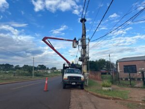 Continúa el mantenimiento preventivo de redes eléctricas en Posadas