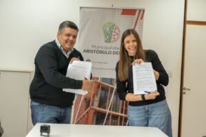 Convenio para llevar alfabetización digital a las escuelas secundarias