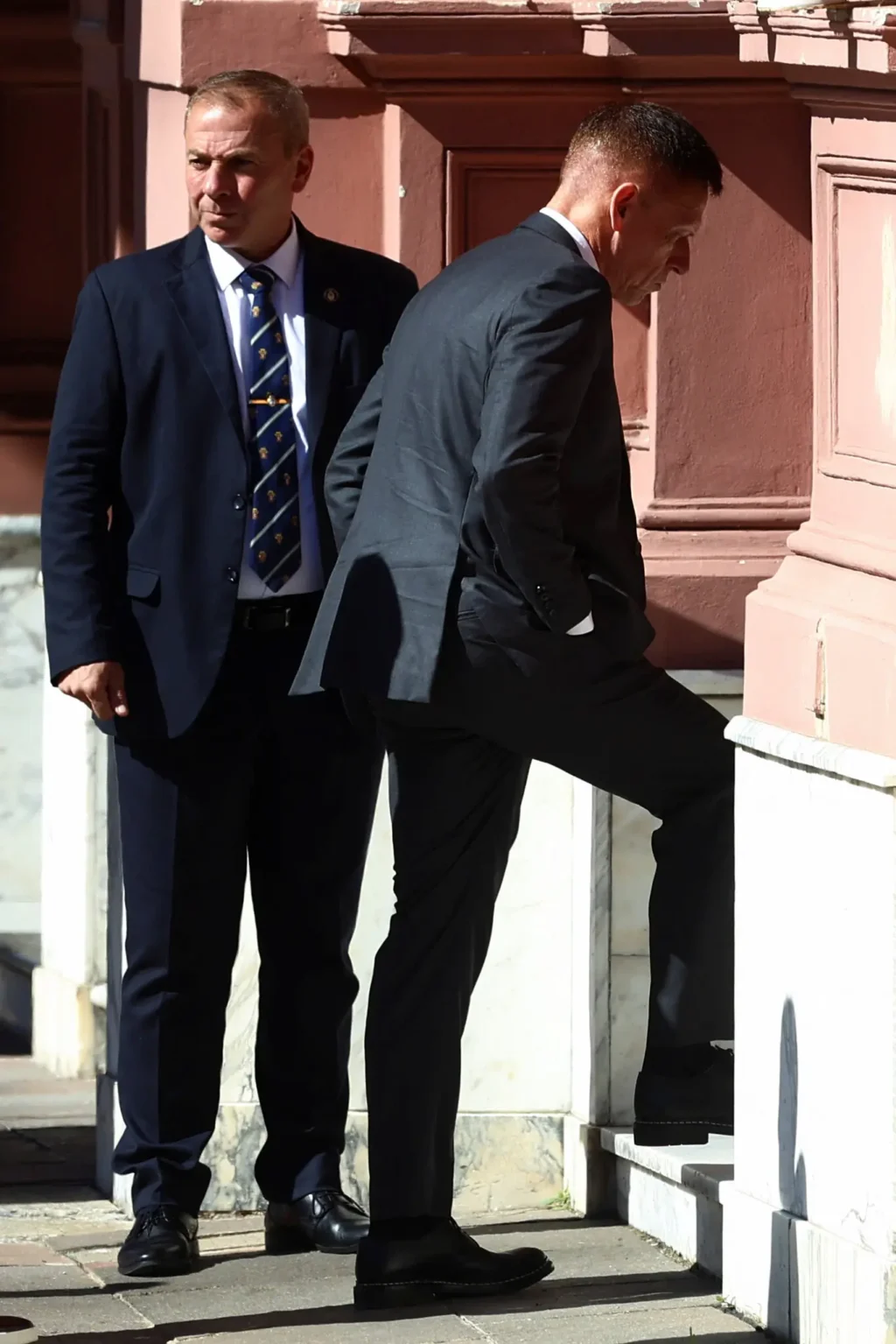 Peter Thiel, a la derecha, llegaba a una reunión con el presidente Javier Milei en el Palacio Presidencial de la Casa Rosada, en Buenos Aires, en abril.Credit...Matias Baglietto/Reuters