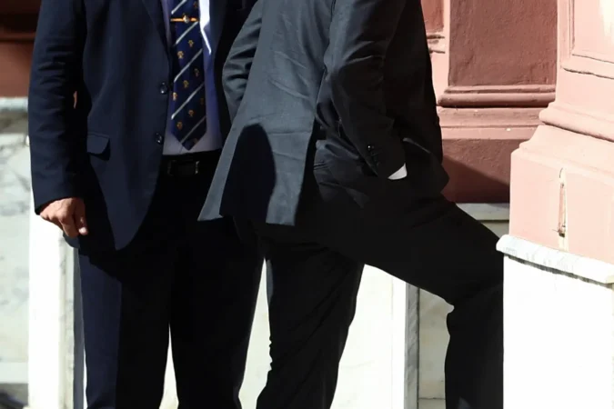 Peter Thiel, a la derecha, llegaba a una reunión con el presidente Javier Milei en el Palacio Presidencial de la Casa Rosada, en Buenos Aires, en abril.Credit...Matias Baglietto/Reuters