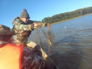 Guardaparques realizaron un operativo de control y limpieza en el río Paraná y decomisaron redes de pesca ilegal