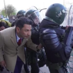 Huevazos y tensión: Adrián Núñez en medio de los incidentes durante el Foro Austral de La Libertad Avanza