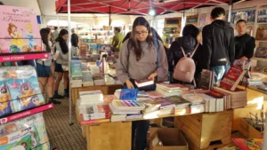 La Feria del Libro Posadas abrió con protagonismo estudiantil y actividades culturales frente al río