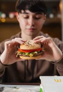 El peso argentino está 19% sobrevaluado frente al dólar: qué revela el Índice Big Mac sobre el atraso cambiario