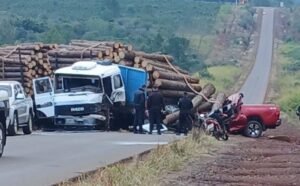 Un joven de 18 años amenazó a su novia, le robó la camioneta al suegro, chocó y mató a dos personas