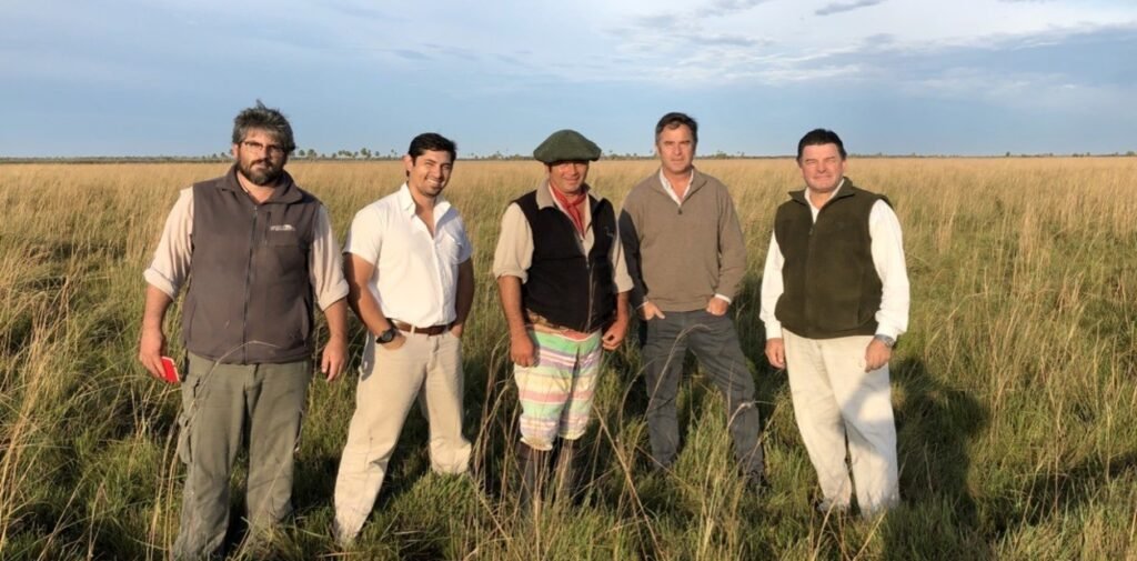 Santiago Angelillo (segundo desde la derecha), administrador de El Rincón de Corrientes, junto al equipo de trabajo.