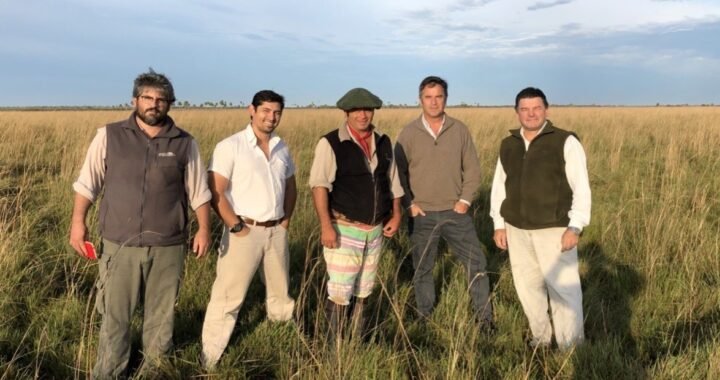 Santiago Angelillo (segundo desde la derecha), administrador de El Rincón de Corrientes, junto al equipo de trabajo.