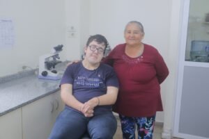 Uno en un millón: el joven que iba a la escuela en carreta, tiene la enfermedad más rara de la provincia y hoy sueña con poner su voz en personajes de ficción