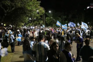 Fiesta celeste y blanca: miles de posadeños coparon la Costanera para celebrar el pase a la final
