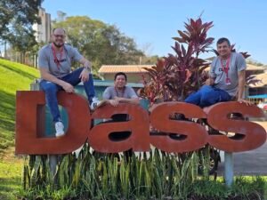 Dass baja las persianas, pero las máquinas quedan en Eldorado y algunos operarios apuestan a fabricar sus propias zapatillas
