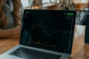 Cómo las opciones pueden influir en el precio de las acciones sin que muchos inversores lo noten
