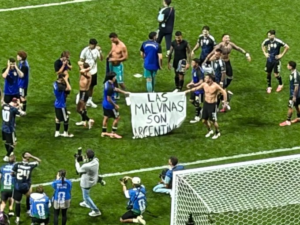 “Las Malvinas son argentinas”, la bandera que colocaron los jugadores en la cancha tras el pase a la final