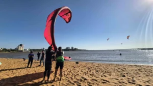 El Posadas KiteFest llenó de color y adrenalina el río Paraná durante las vacaciones de invierno