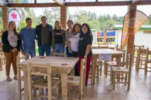 Entrega de muebles realizados con madera decomisada para estudiantes y bomberos