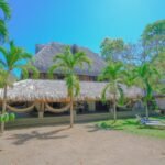 Las Golondrinas, la cadena argentina que abrió su segundo hotel surfer en El Salvador