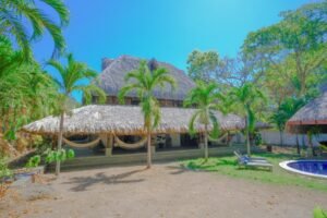 Las Golondrinas, la cadena argentina que abrió su segundo hotel surfer en El Salvador