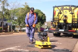 Oberá estrenó una asfaltadora móvil para acelerar el bacheo urbano