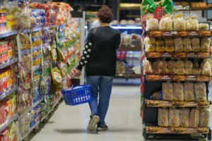 El consumo de los hogares creció 2% en julio, según la CAC